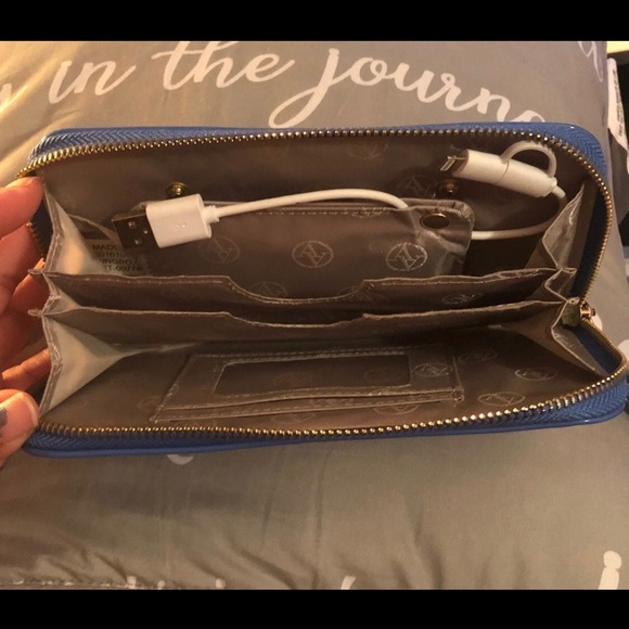 Adrienne Vittadini charging wallet/wristlet - Picture 2 of 2